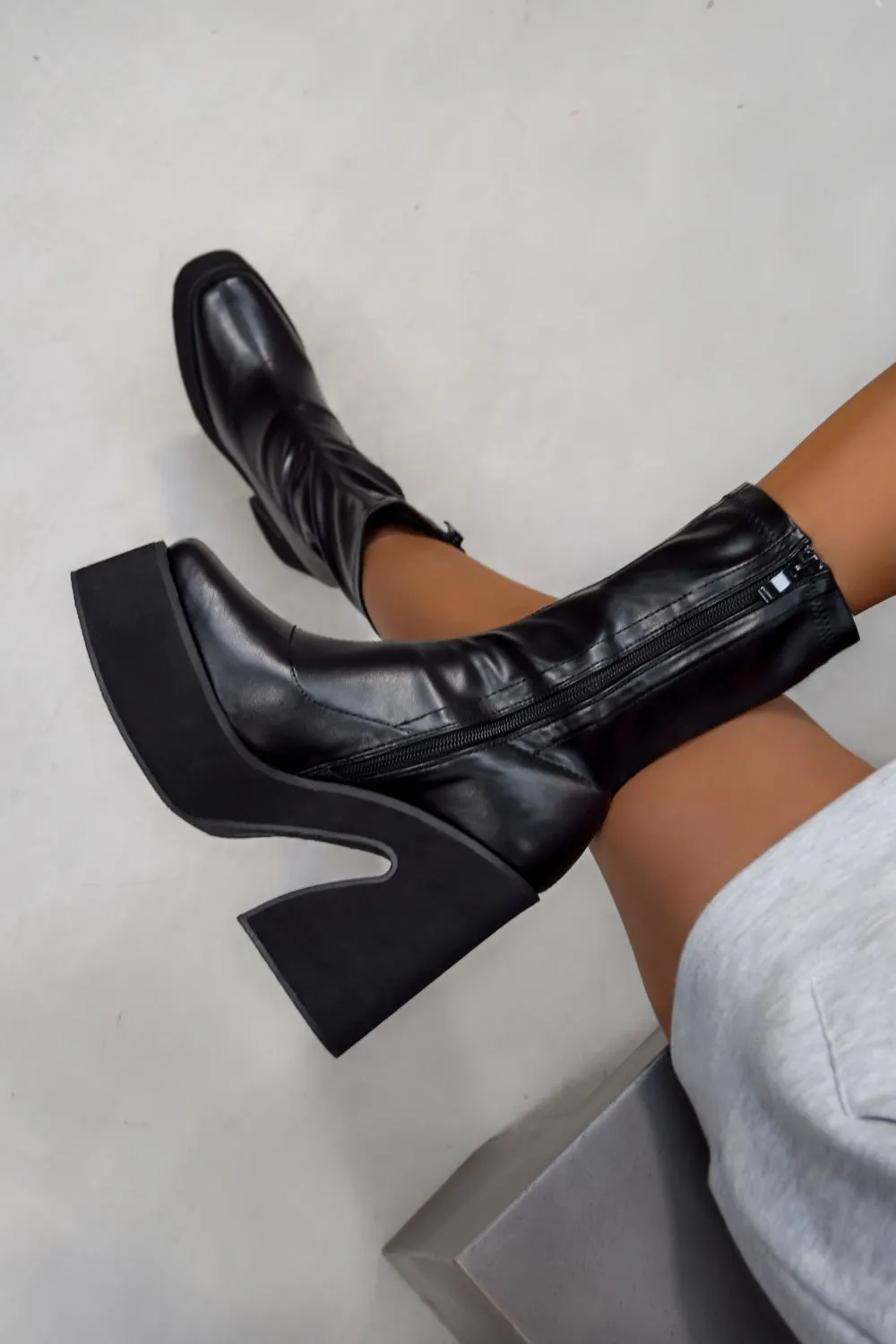HOLD UP Platform sock Fit Boots - Black PU