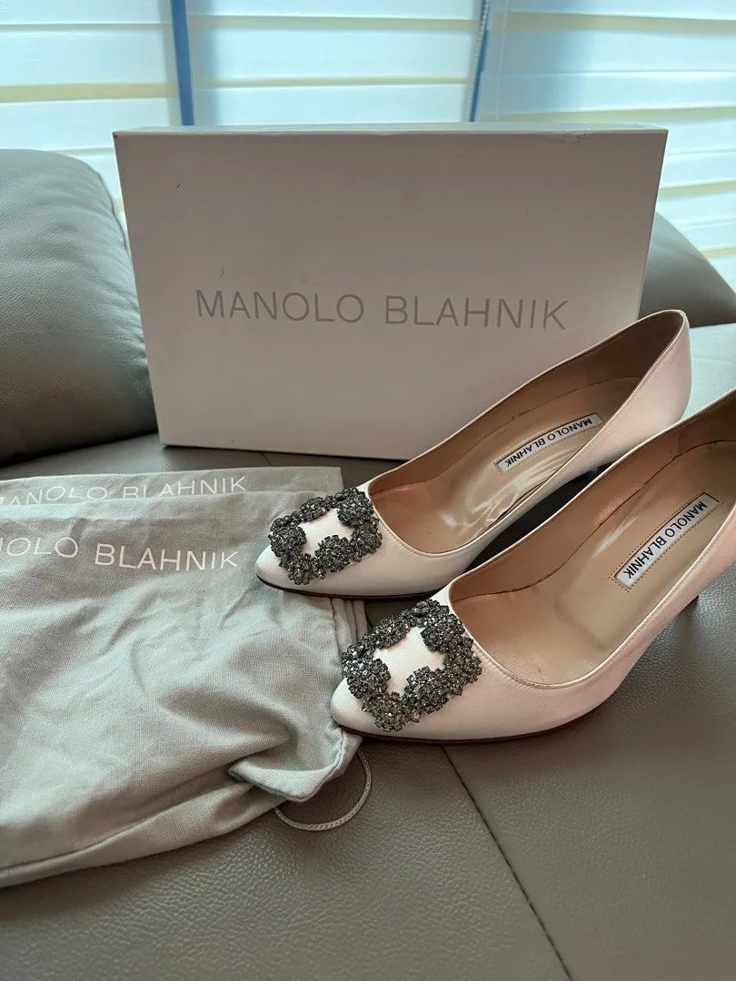 <B> MANOLO BLAHNIK</B> <BR>Hangisi Pumps 70 36.5