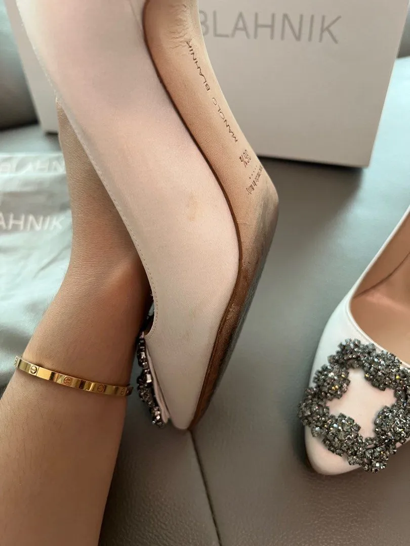 <B> MANOLO BLAHNIK</B> <BR>Hangisi Pumps 70 36.5