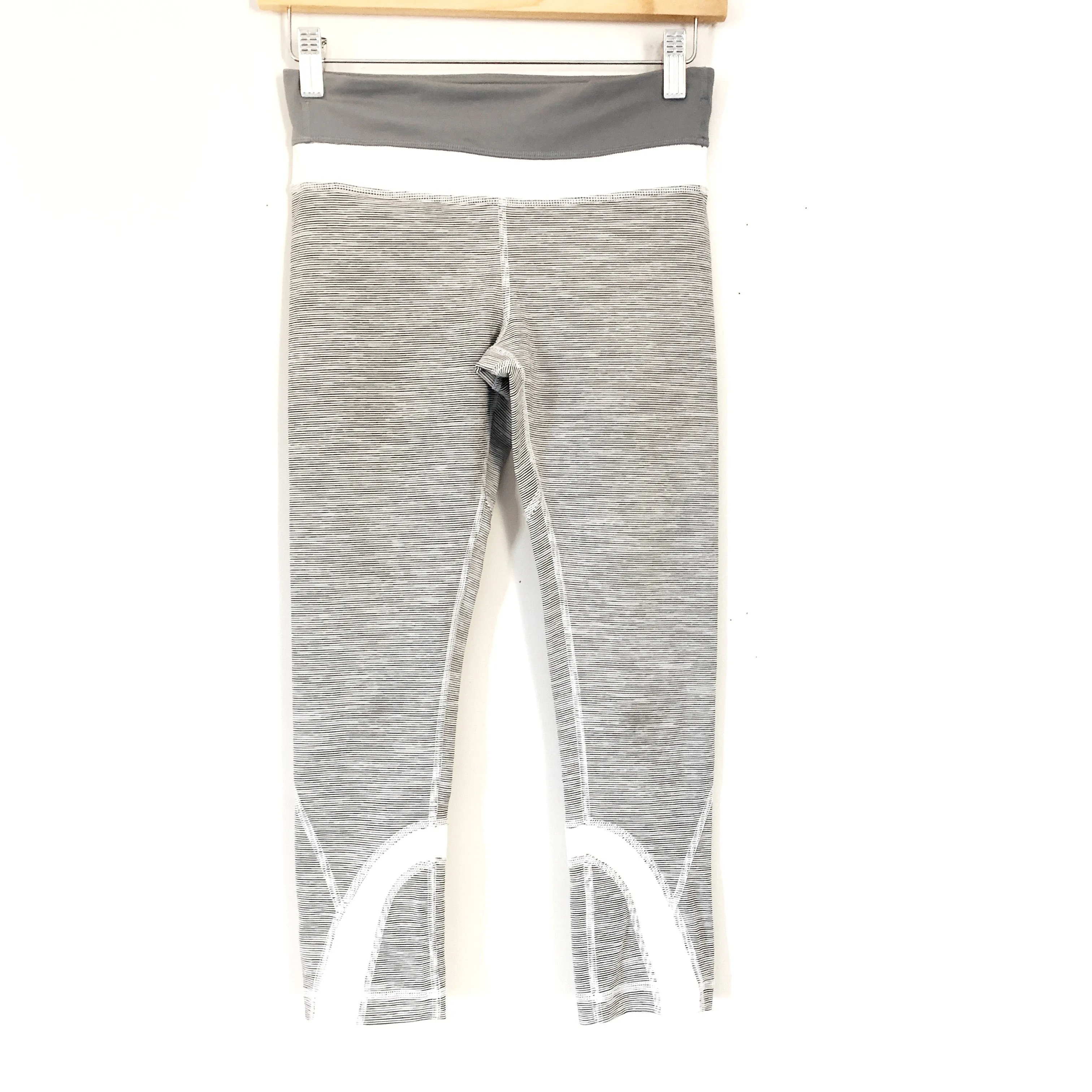 Lululemon Grey and White Striped Crop Legging- Size 4 (Inseam 21”)
