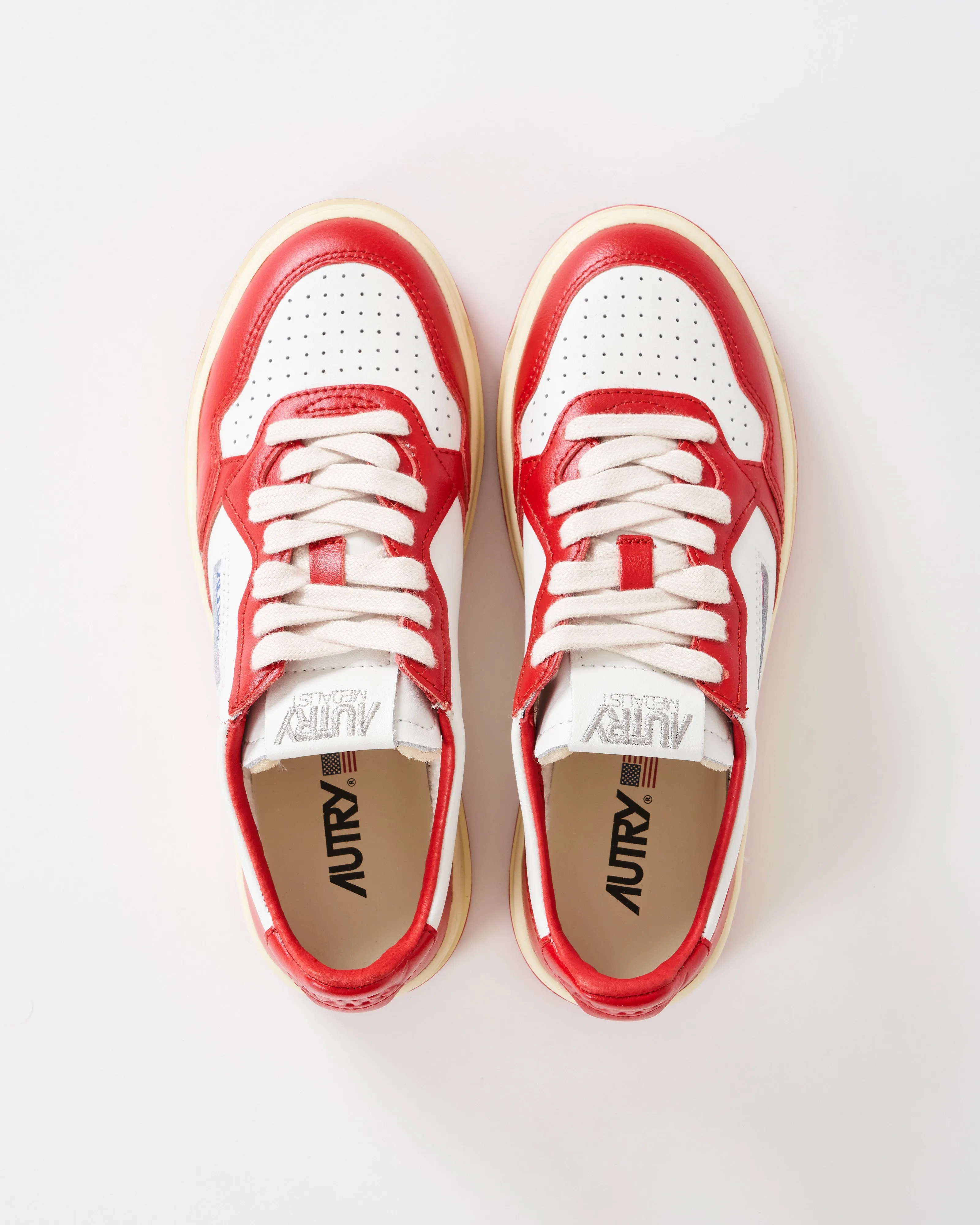 medalist low sneaker