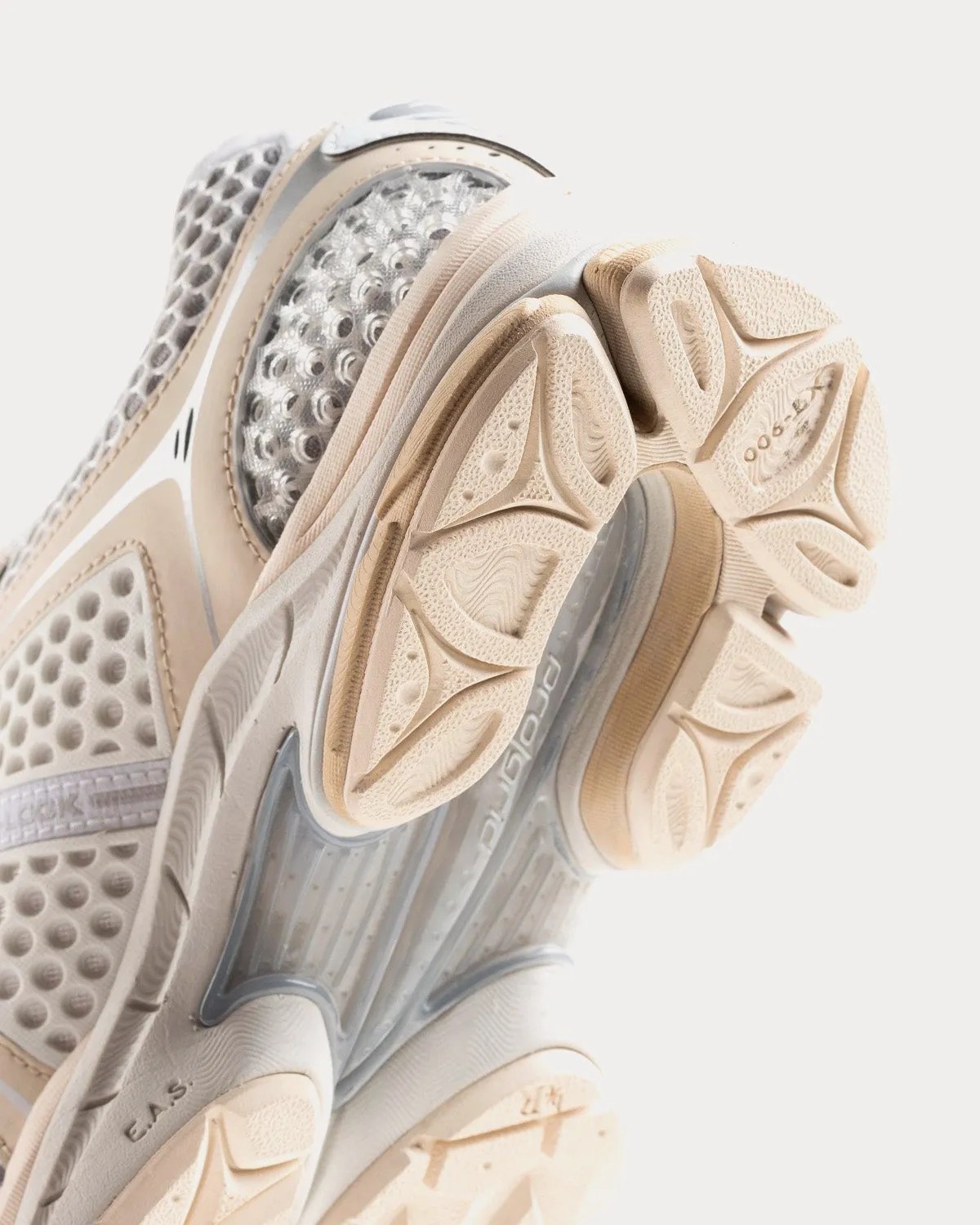 ProGrid Triumph 4 Cream / White Low Top Sneakers